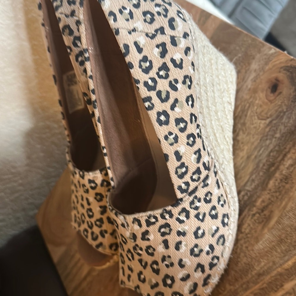 New nice comfortable wages, excellent condition